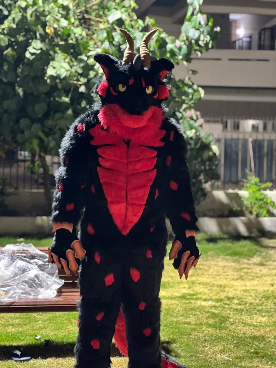 bespokebeasts's tweet photo. First build just dropped and he is UNREAL 🐲🔥
Hand-sculpted horns. Vibrant red accents. Digitigrade legs. Patrick said SERVE and he SERVED. 🐾
BTS coming soon you are not ready 👀
Drop a 🔥 if you love him!!
#Fursuit #DragonFursuit #FursuitMaker #BespokeBeasts #fursuitfrida https://t.co/sTruS3wRFf