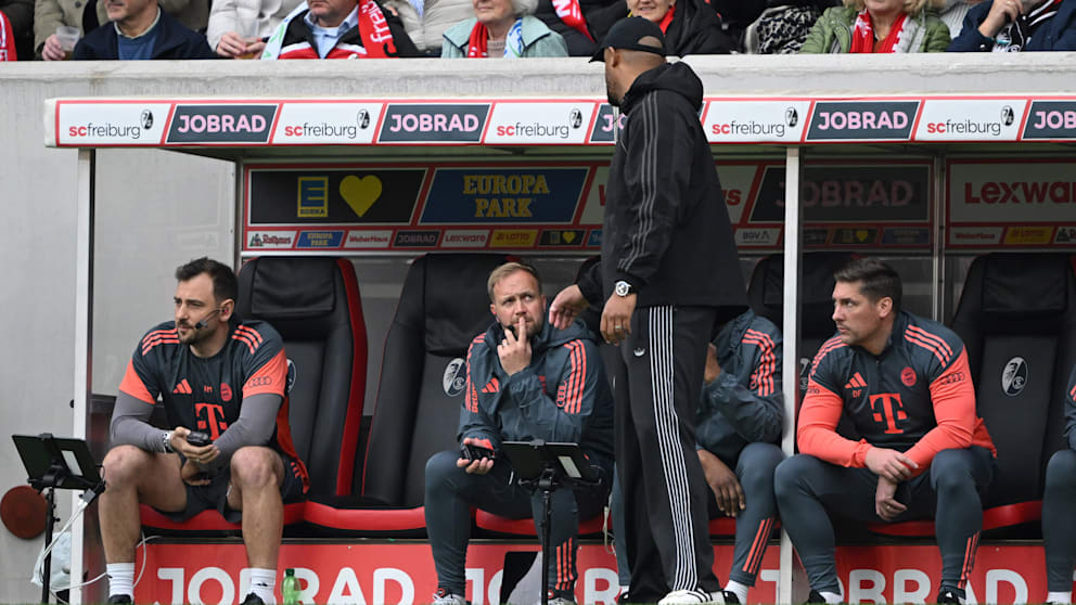 roro_bayern's tweet photo. Vincent Kompany n'a pas d'adjoint numéro 1 attitré. Chacun a ses propres responsabilités : Aaron #Danks (coups de pied arrêtés), Floribert N'#Galula (entraînement), René #Marić (tactique) et Daniel #Fradley (analyste en chef). Il est toutefois probable que Danks soit sur le banc à Paris. 

Actuellement, Danks est toujours celui qui donne les consignes depuis la ligne de touche lors des coups de pied arrêtés. 

Kompany le considère comme l'un des entraîneurs anglais les plus talentueux. Il a déjà occupé le poste d'entraîneur par intérim pendant deux matchs à Aston Villa. Il a également été l'assistant d'Unai Emery, de Steven #Gerrard et de Michael #Carrick.

[BILD // @BILD_Bayern]

#FCBayern || #UCL ||  #ChampionsLeague || #PSGFCB || #MiaSanMia 🔴⚪