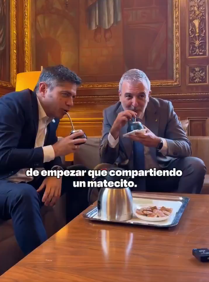 GordoEdicion's tweet photo. Lo que no te van a mostrar los medios.

Mientras el mogóIico se fue a España a tomar mates con una comitiva de 20 personas, en IOMA se manifiestan porque la Obra Social está quebrada. 

Más de un millón de afiliados aportando tiene e igual la quebraron. Hay que ser inútil. https://t.co/jWmVsQEwZs