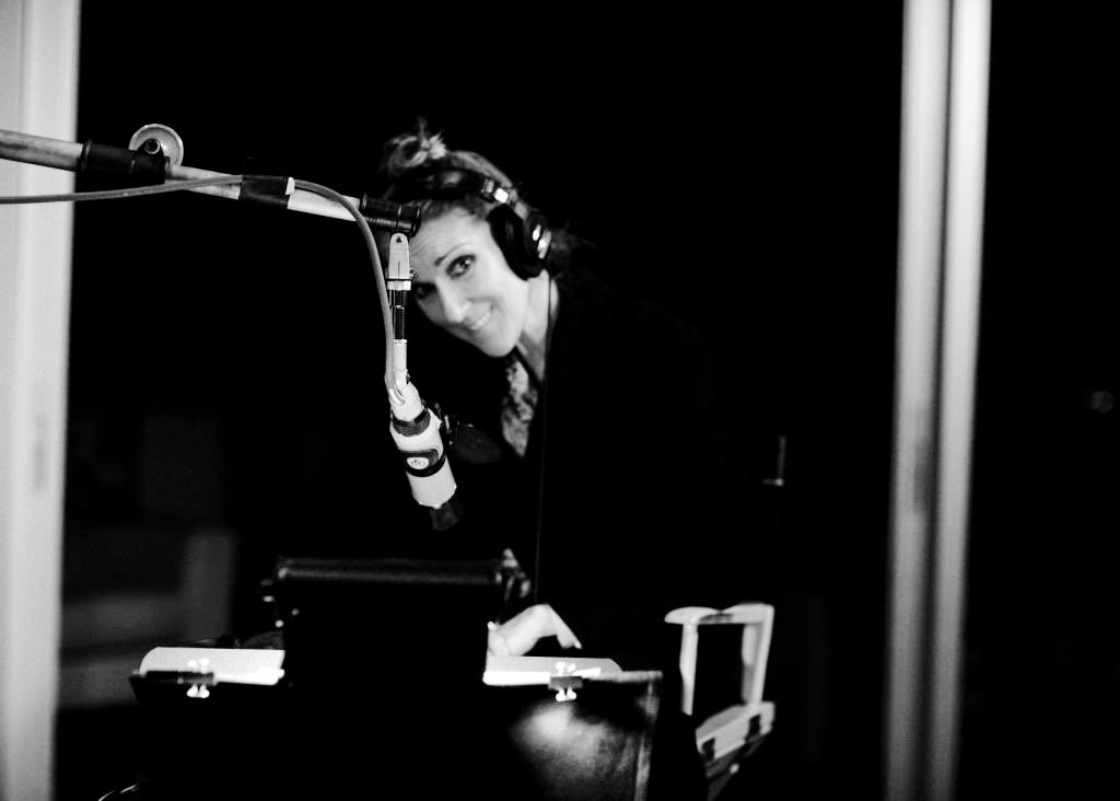 BFABRICEE's tweet photo. Le titre “Dansons” a été enregistré en 2020 puis @celinedion a posé sa voix en 2025 et le mixage a eu lieu en septembre puis laissé en suspens.
Jusqu’à ce 30 Mars où tout s’accélère.

C’est un cadeau plus qu’un nouveau single. 
Un clin d’œil d’amour envoyé depuis Vegas. ❤️ https://t.co/N7qkVceAnq