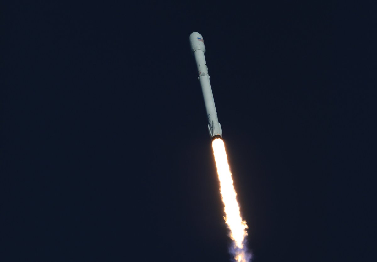TechHistories's tweet photo. #TechOnThisDay Tepat pada 18 April 2018, NASA meluncurkan Transiting Exoplanet Survey Satellite (TESS). Misi ambisius ini diluncurkan menggunakan roket SpaceX Falcon 9 dari Cape Canaveral.

TESS akan menjadi all-sky surveyor berbasis ruang angkasa pertama yang mencari eksoplanet yaitu planet-planet di luar tata surya kita.

Namun, wahana antariksa ini tidak sekedar mencari sembarang planet. TESS secara khusus mencari planet-planet yang mirip Bumi.

#TechHistory #NASA #SpaceX