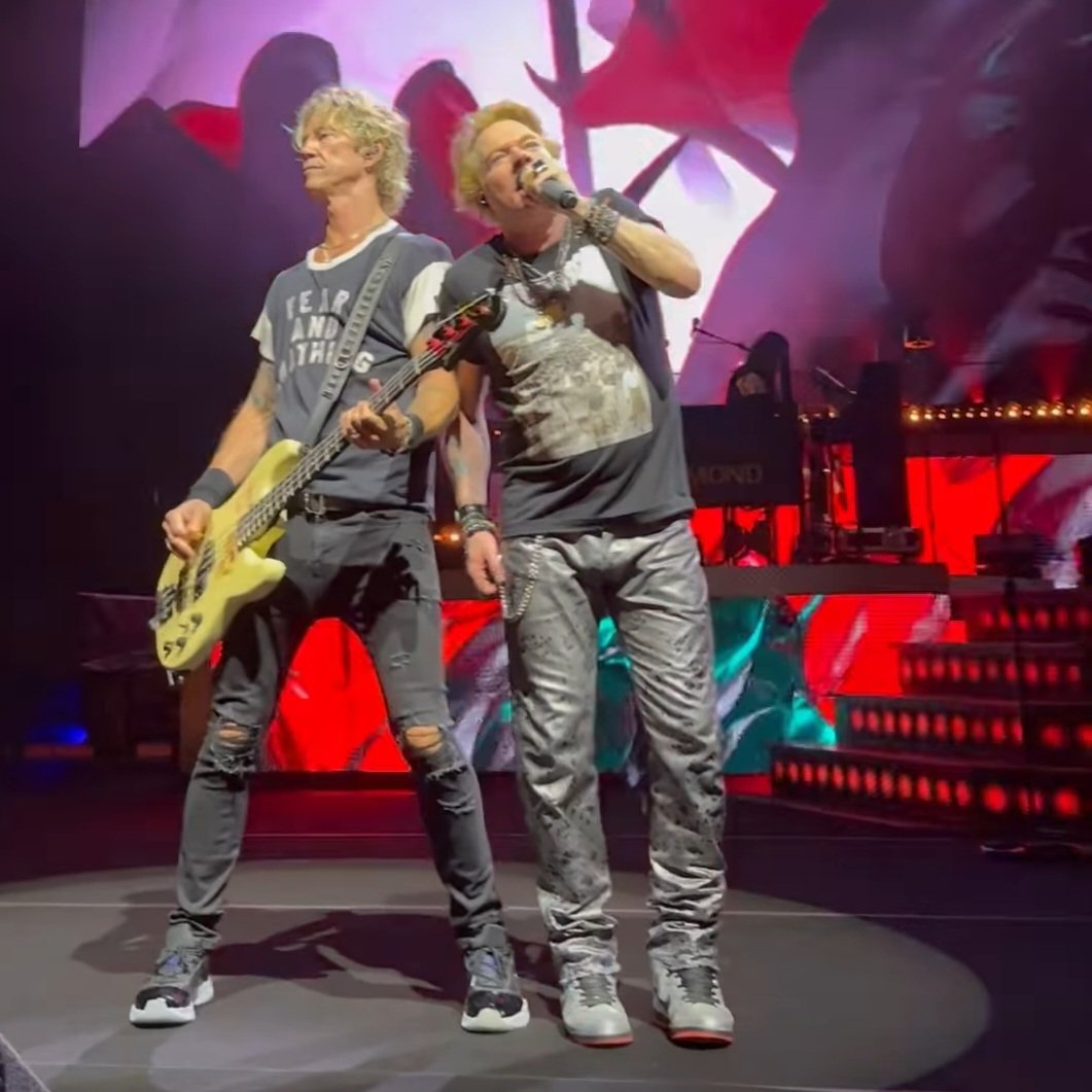 gelsentrulla's tweet image. Duff is a perfect replacement for Beta on stage. 
#axlrose #gunsnroses