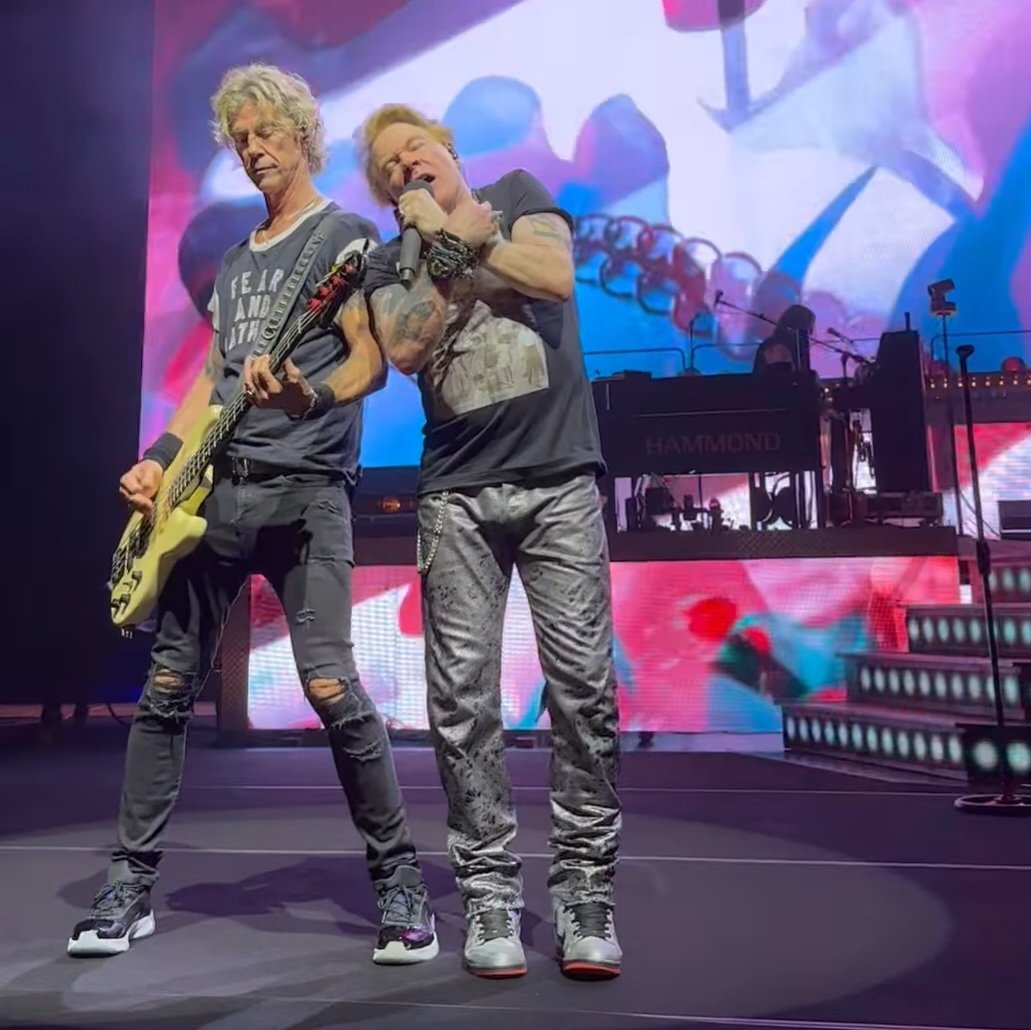 gelsentrulla's tweet image. Duff is a perfect replacement for Beta on stage. 
#axlrose #gunsnroses