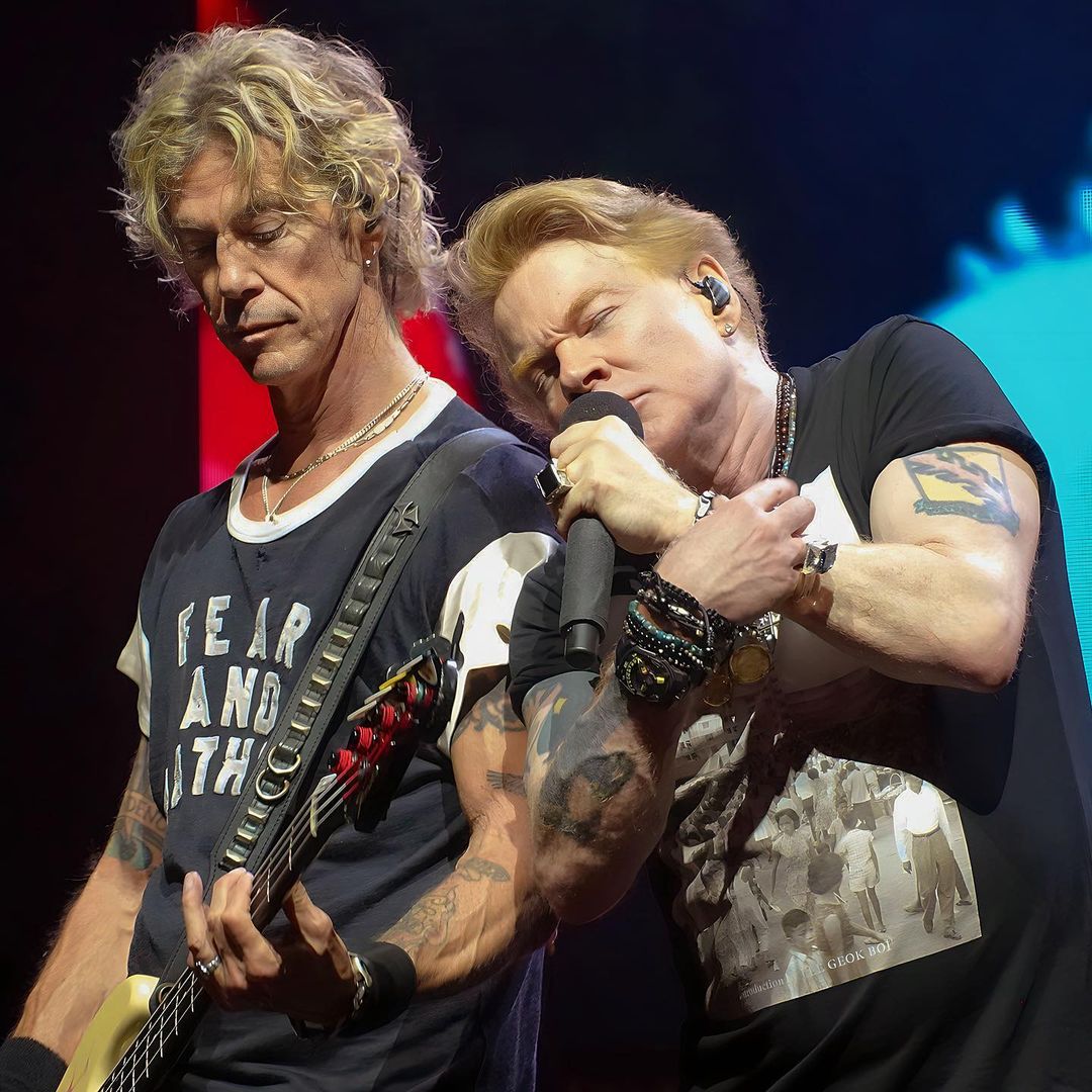 gelsentrulla's tweet image. Duff is a perfect replacement for Beta on stage. 
#axlrose #gunsnroses