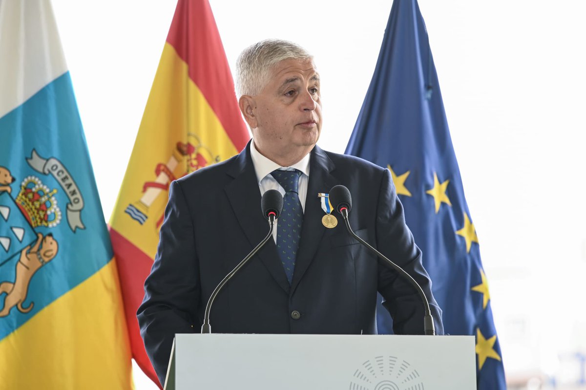 Más que merecido reconocimiento a José Juan Arencibia por toda una vida de compromiso con el deporte canario.

La Medalla de Oro al Mérito Deportivo de #Canarias distingue una trayectoria ejemplar al servicio del fútbol, del deporte base y de los valores que representa. 
Mi