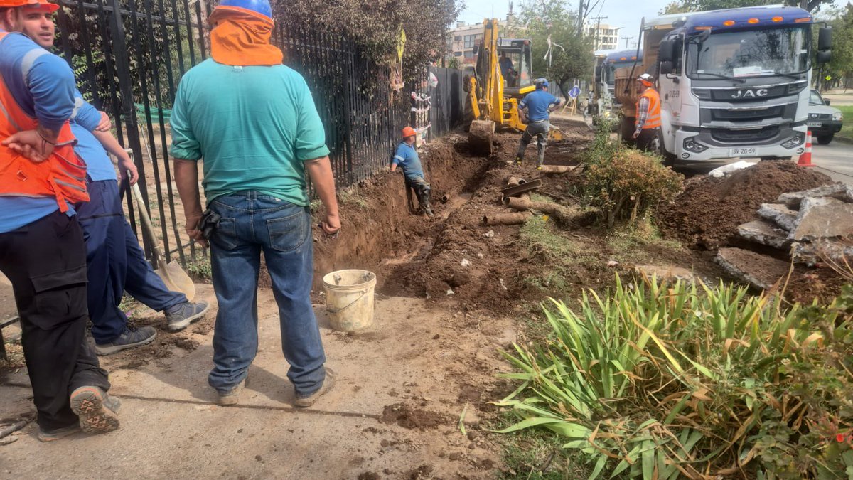 MuniMacul's tweet photo. TRABAJOS EN AV. RODRIGO DE ARAYA 🚧💧

En estos momentos se trabaja en la reposición de una matriz rota en Av. Rodrigo de Araya 4685, junto a Aguas Andinas.

🚱 Corte de agua hasta aprox. 20:00 hrs
🚰 Camión aljibe disponible para abastecimiento https://t.co/8Px5UQlq7I