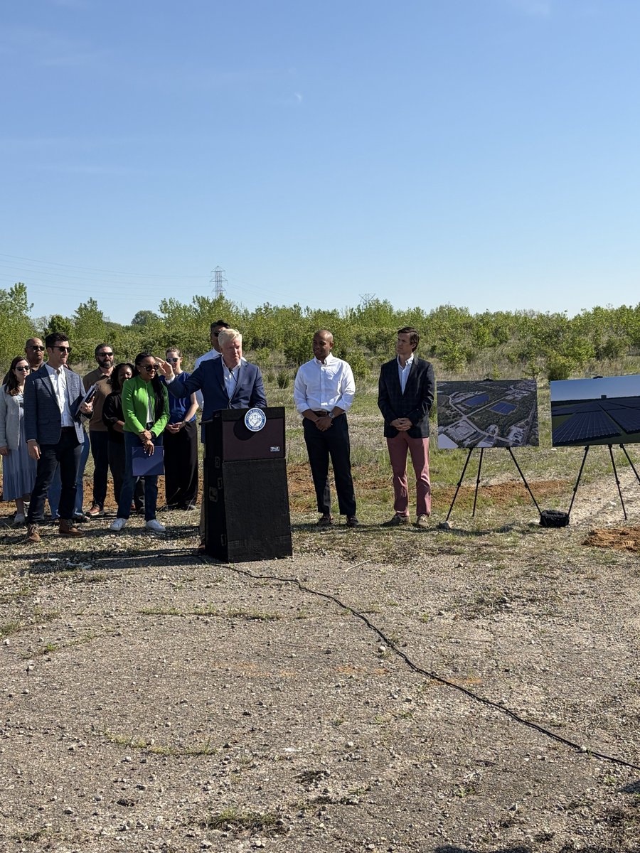 ccc_jeffreys's tweet photo. "Lower energy bills, cleaner air, and a more vibrant Cincinnati". That is why I was so excited to break ground on the largest solar farm in the City of Cincinnati along with @CincinnatiOES, @AftabPureval, and my colleagues on Council. https://t.co/w2Uh8vJ7bq