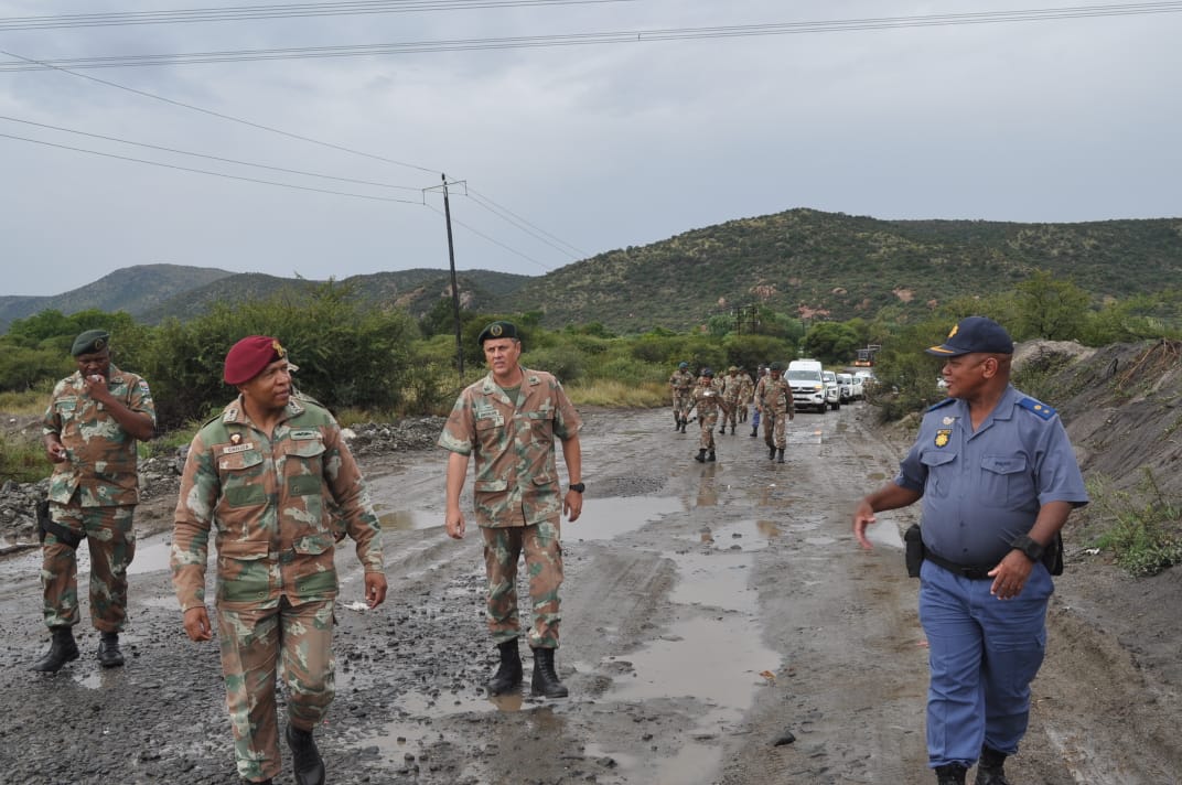 SANDF_ZA's tweet photo. ๐ฟ๐ฆOperationPROSPER || Bravo Company Commander, Major Mathieledzha, presented to Major General Godfrey Thulare the overview of the Area of Operation and operational-related matters.
https://t.co/DrvF1CPjH8
๐ฟ๐ฆ#SANDF
๐ฟ๐ฆ#JointOperationalDivision
๐ฟ๐ฆ#JointOperationsNorthWest
๐ฟ๐ฆ#SAPS https://t.co/UB4GS9v3QP
