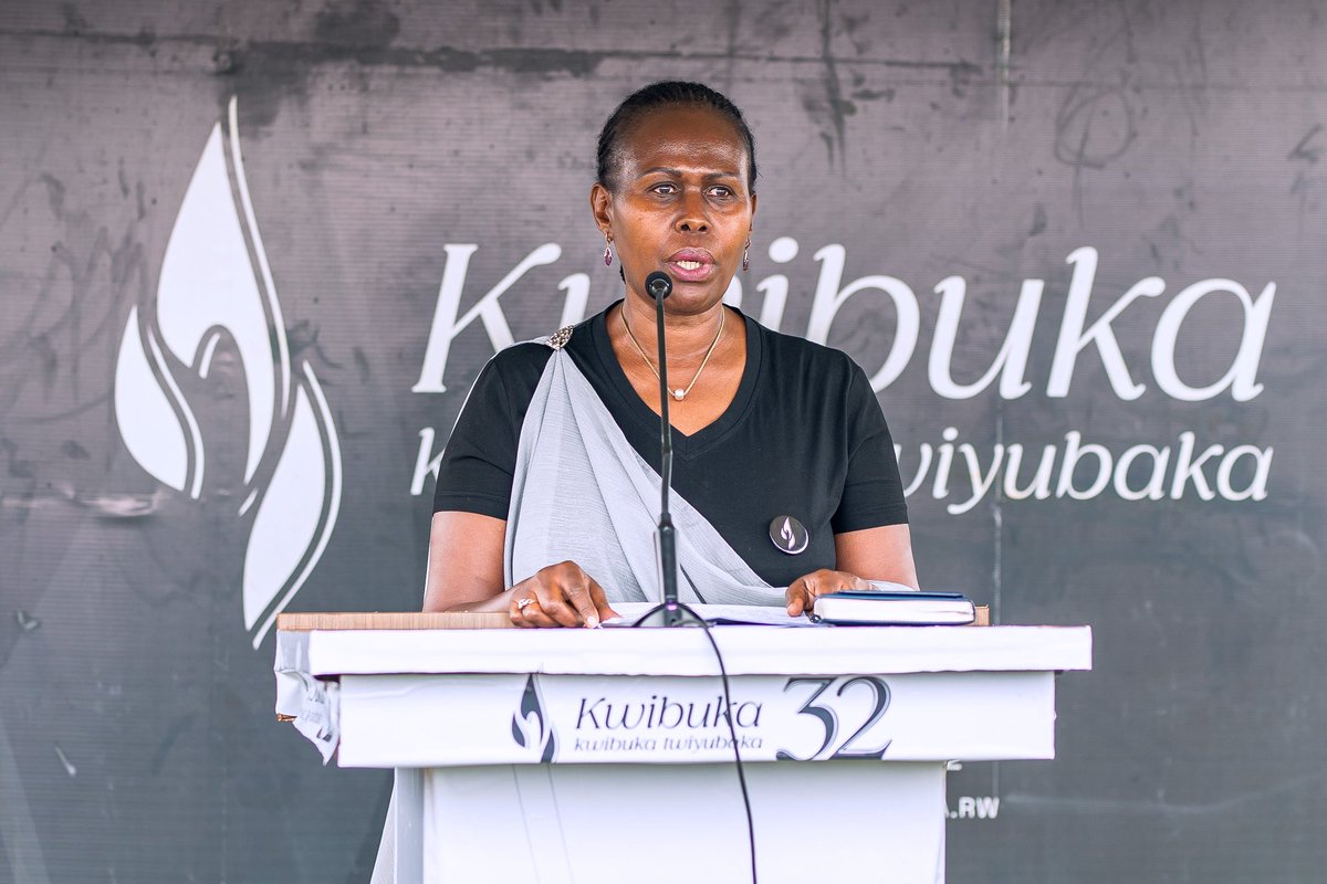 KayonzaDistrict's tweet photo. Dr. Jeanne Nyirahabimana yahumurije abaturage agira ati “Mukomere mubeho, Igihugu kirakomeye, kiratekanye ntabwo Jenoside izongera kubaho ukundi. Tugomba kwibuka kugira ngo tubungabunge amateka yacu, bityo n’uwayagoreka tukaba twamubwira tuti sigaho.”

#Kwibuka32 https://t.co/TvcJ7XSU71