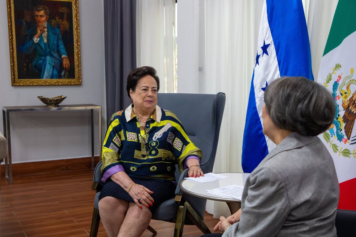 #NotiactivaHN | La canciller hondureña, Mireya Agüero sostuvo un encuentro con su homóloga de #México, Marta Peón Sánchez para consolidar la cooperación en seguridad, defensa y desarrollo, apostando por una relación sólida y estratégica.