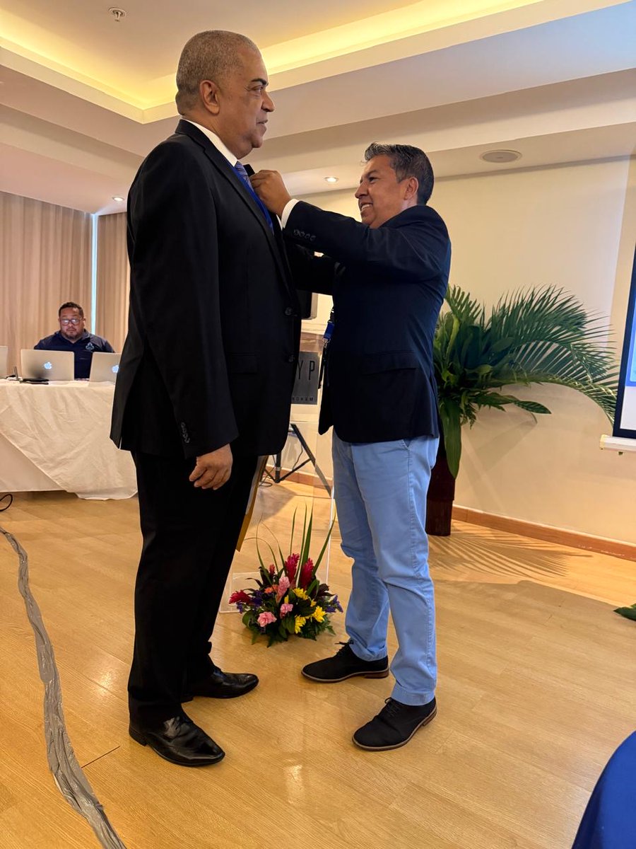 ulaergo's tweet photo. En el marco del Primer Seminario de #Ergonomía #Panamá ANAERGO 2026, nuestro Vicepresidente Financiero @ivanlopeze  entregó el botón insignia de @ulaergo al presidente de #Anaergo #JavierCórdoba https://t.co/gs1TmlJiM3