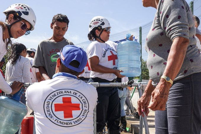 eldiario's tweet photo. #17Abr | La Unión Europea (UE) donó 150 mil euros para ayudar a las personas más afectadas por la crisis hídrica declarada en Sucre, que se extiende a algunos sectores de Nueva Esparta.
De acuerdo con lo informado por @UEenVenezuela, desde el #22Feb, una falla en el sistema de abastecimiento de agua potable, provocada por eventos, dejó sin servicio a miles de familias en Sucre y en la región insular de Nueva Esparta.
“Junto a la @CruzRojaVe y durante tres meses, más de 18.000 personas se verán beneficiadas directamente con agua potable y kits de almacenamiento y purificación”, precisó la organización internacional en un comunicado.
📸: @UEenVenezuela