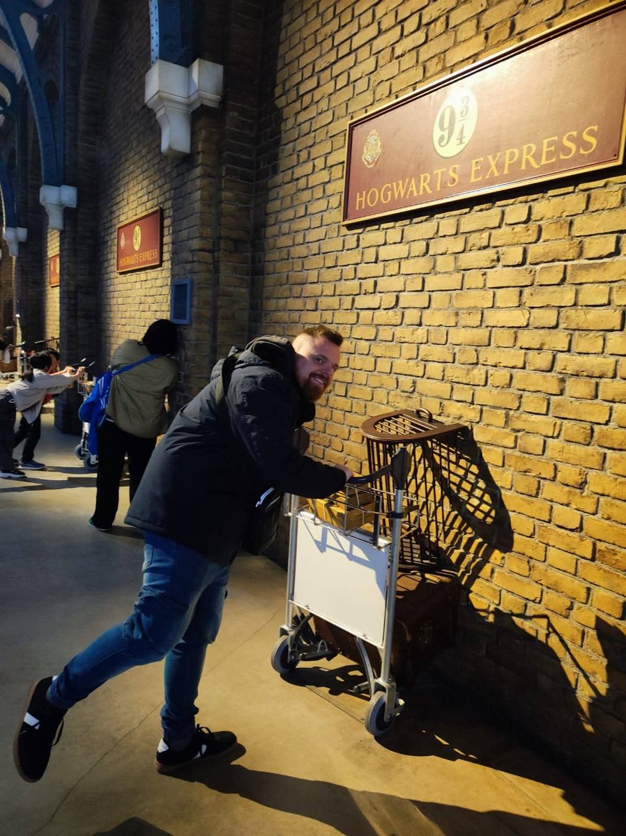 AndreiMirco's tweet photo. Un Melonpan, e poi via agli studi magici e interattivi di Harry Potter! 🇯🇵

#melonpan #giappone #japan #magic #food #tokyo https://t.co/1RKyt3lu7H