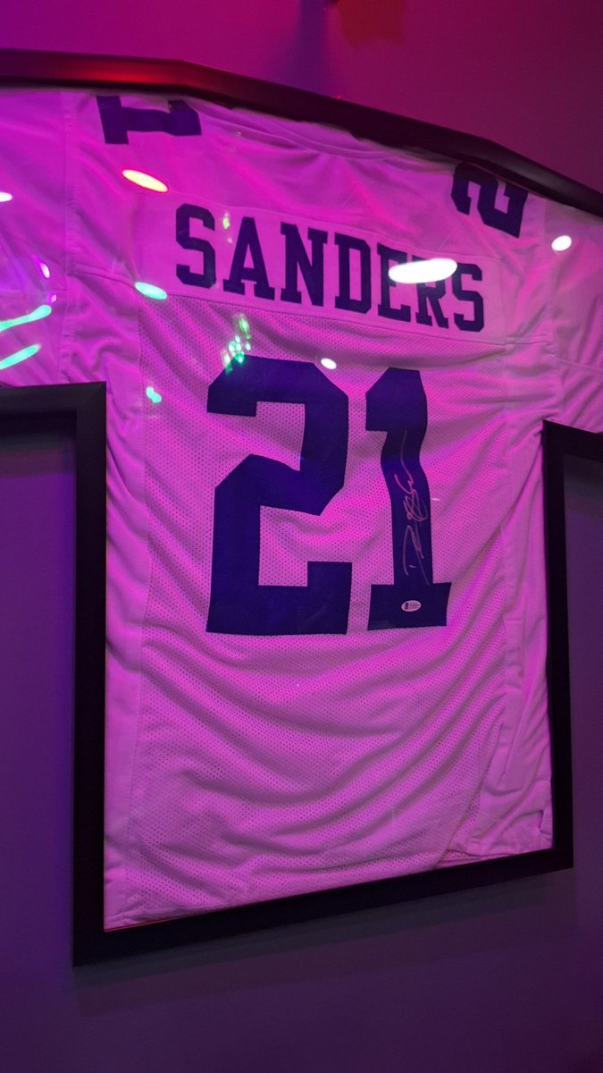 jayoung3292's tweet image. Saw this at #Kareoke last night! A signed jersey from @DeionSanders! The only human bieng ON EARTH to play in BOTH a #WorldSeries and a #SuperBowl (Which he won) Pretty cool! 🙏 #ThrowbackThursday 🎤❤️🧢⚾️🏈🏟 #RyansSportsBar 🍸 #CityofVillageCharm 🍀