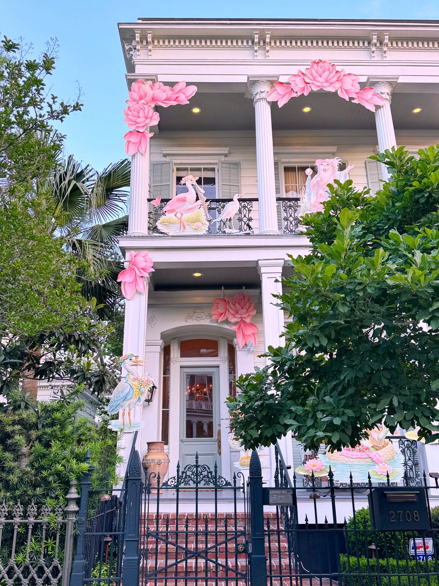 DavidMora's tweet image. There’s never a shortage of creativity in New Orleans. This beautiful installation on Coliseum Street is courtesy of the talented folks at Urban Earth Studios. 🌸🎻🐊🎶🐸🪕🪷

#LGD #NewOrleans