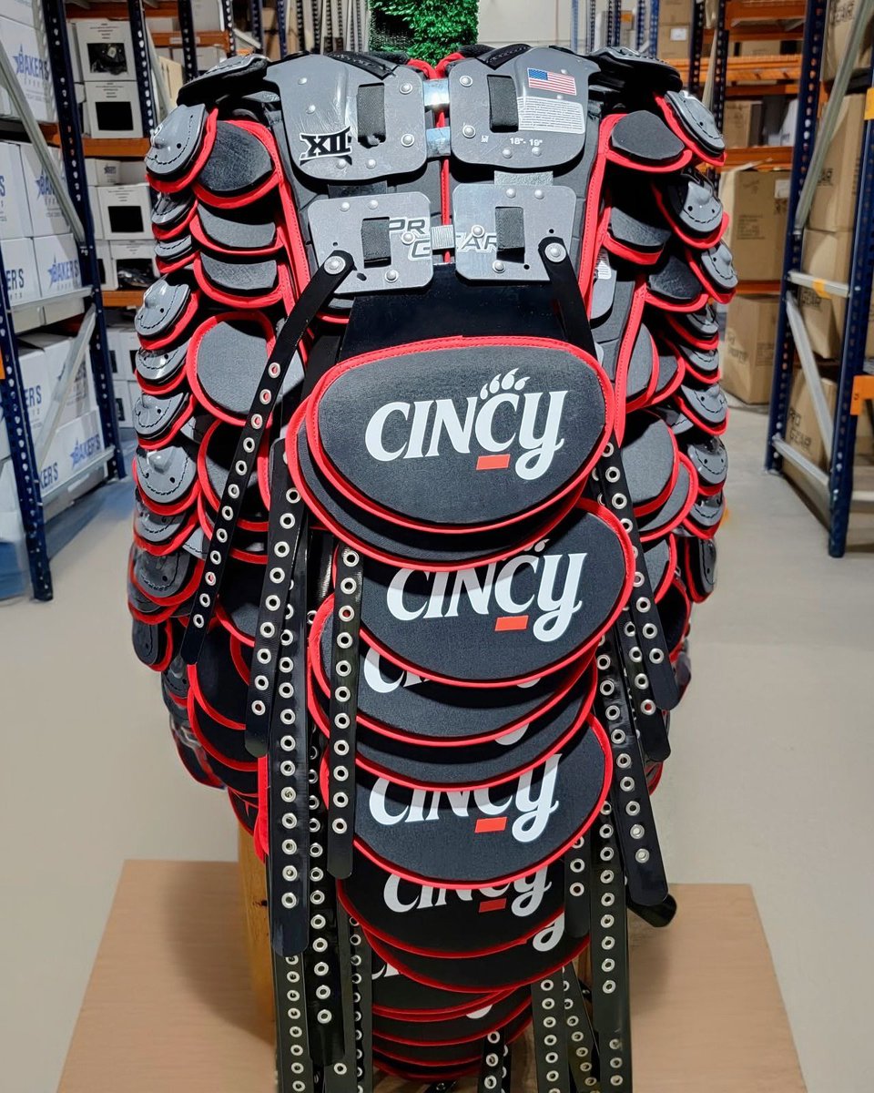 ProGearFB's tweet image. Different programs. Same colors. Same mission. 🔴⚫ 

These #Custom shoulderpads for @GoBEARCATS and @GeorgiaFootball will hit the field this fall!🔥🏈

#CollegeFootball #FootballEquipment #EquipmentRoom #GeorgiaFootball #BearcatsFootball #SEC #Big12 #FootballSeason #ProGear