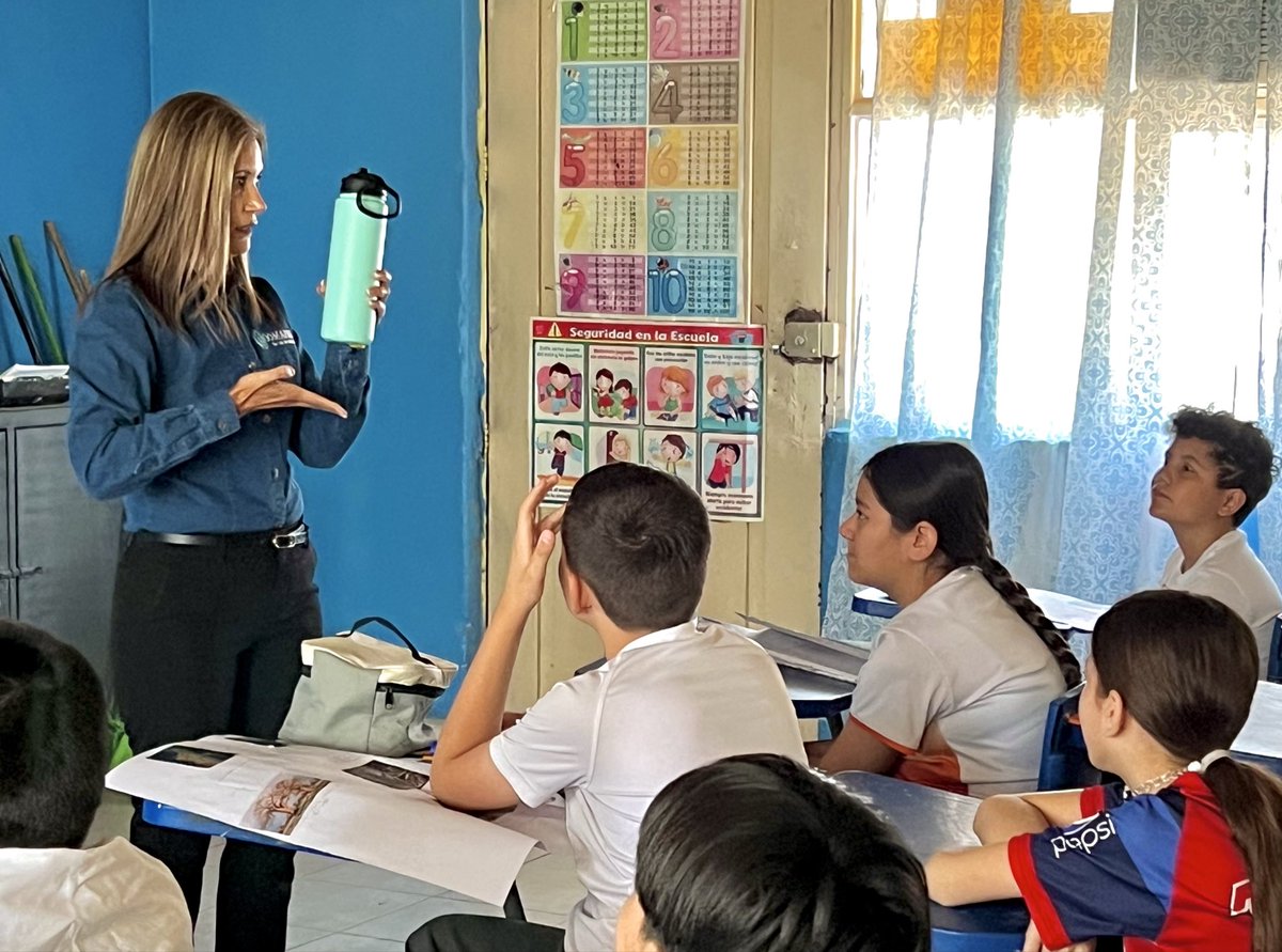 OOMAPASSLRC's tweet photo. El equipo de Cultura del Agua visitó la primaria Emiliano Zapata, los alumnos aprendieron sobre de dónde viene el agua en San Luis y por qué es tan importante cuidarla. Reafirmamos el compromiso del  alcalde Cesar Iván Sandoval con la educación✨#HagamosQueSuced #PorAmorASanLuis https://t.co/RSt0zsfkqO