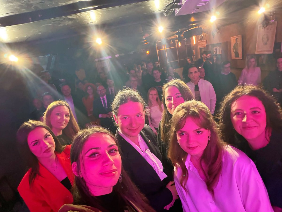 nowaPLorg's tweet photo. Pełna sala na dzisiejszym spotkaniu @nowaPLorg 🇵🇱

Fantastyczna inauguracja cyklu debat - Polska okiem kobiet 💪🏻

Do zobaczenia na kolejnych wydarzeniach! 👋🏻 https://t.co/BpRYXXa5BG