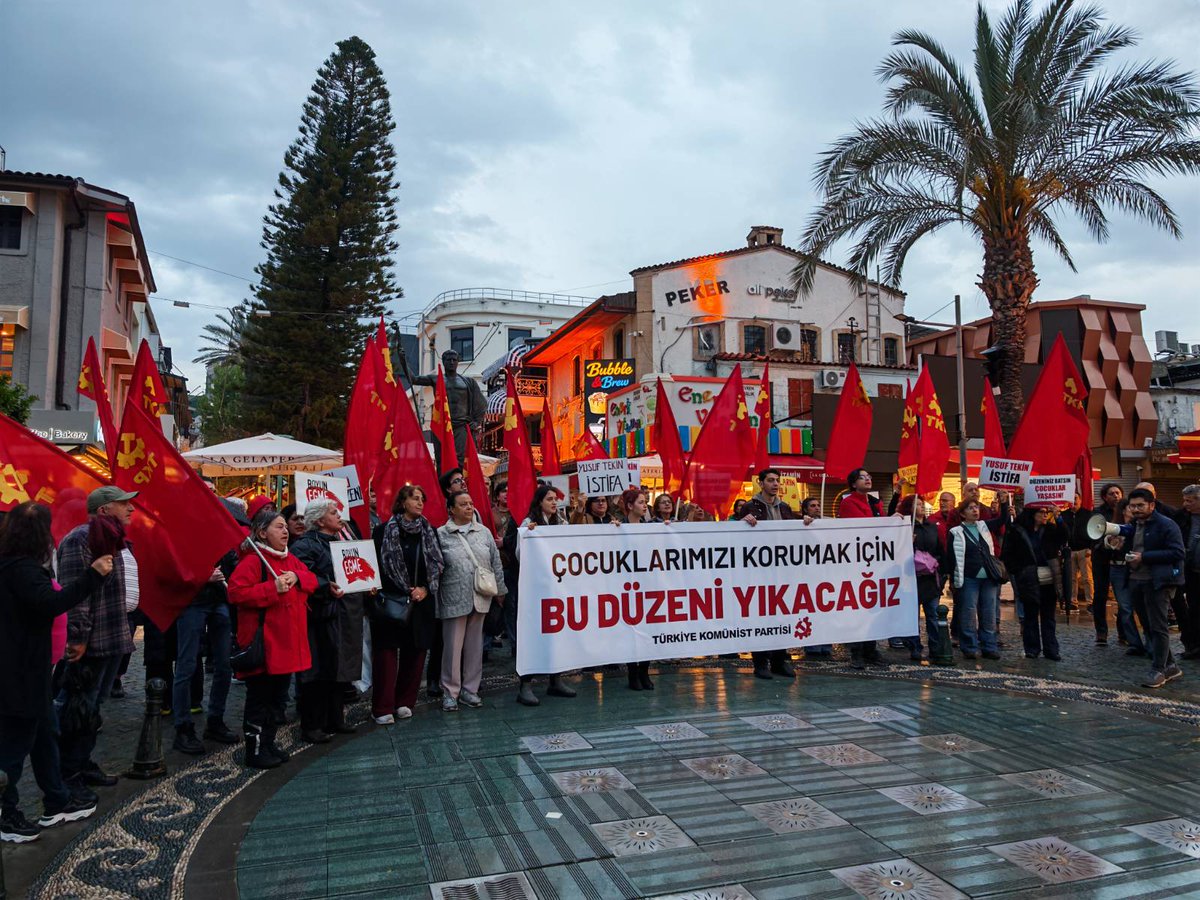 Çocuklarımızı karanlıktan korumak için Kapalıyol'daydık. 

Okul saldırılarının asıl sorumlusu AKP iktidarıdır, asıl sorumlu bu düzendir! Öğrencileri, geleceğimizi koyu bir karanlığa, tarikat ve cemaatlere teslim eden Yusuf Tekin istifa etmelidir!