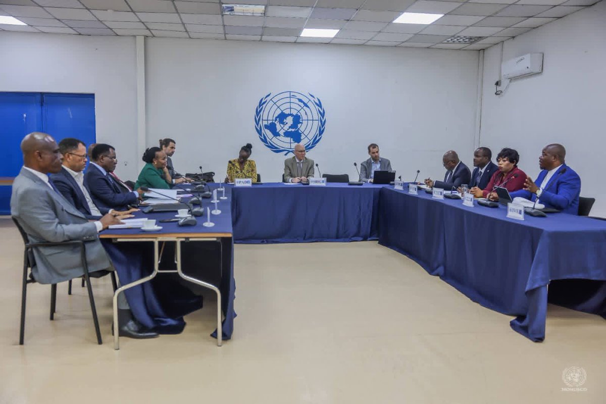 #RDC
Le nouveau chef de la MONUSCO, James Swan, a entamé ce vendredi des consultations avec les forces vives du pays, marquées par un échange avec l’opposition, dont la voix de Martin Fayulu  a particulièrement retenu l’attention sur les enjeux politiques et sécuritaires actuels.