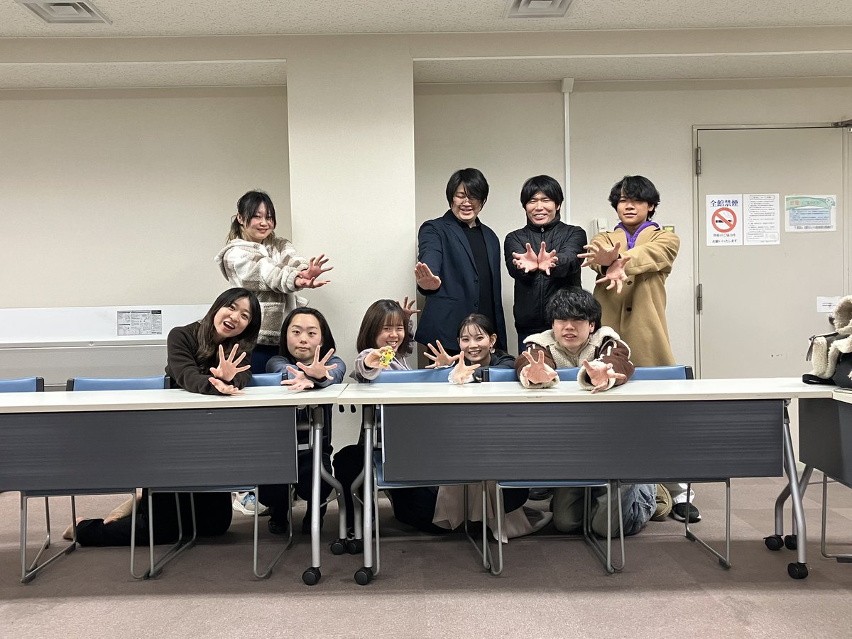 4時の窓 第1回公演A
『君は冥王星を知っているか？』

〈日時と残席数〉
4/25 11:00🈵／18:30 残11席
4/26 13:30 残6席／16:00 残11席

〈チケット〉前売¥2,500

人類初、冥王星への有人探査……
その道中で知らされた悲報。

「冥王星が太陽系から外されました」

行く！？ 帰る！？ どうする！？