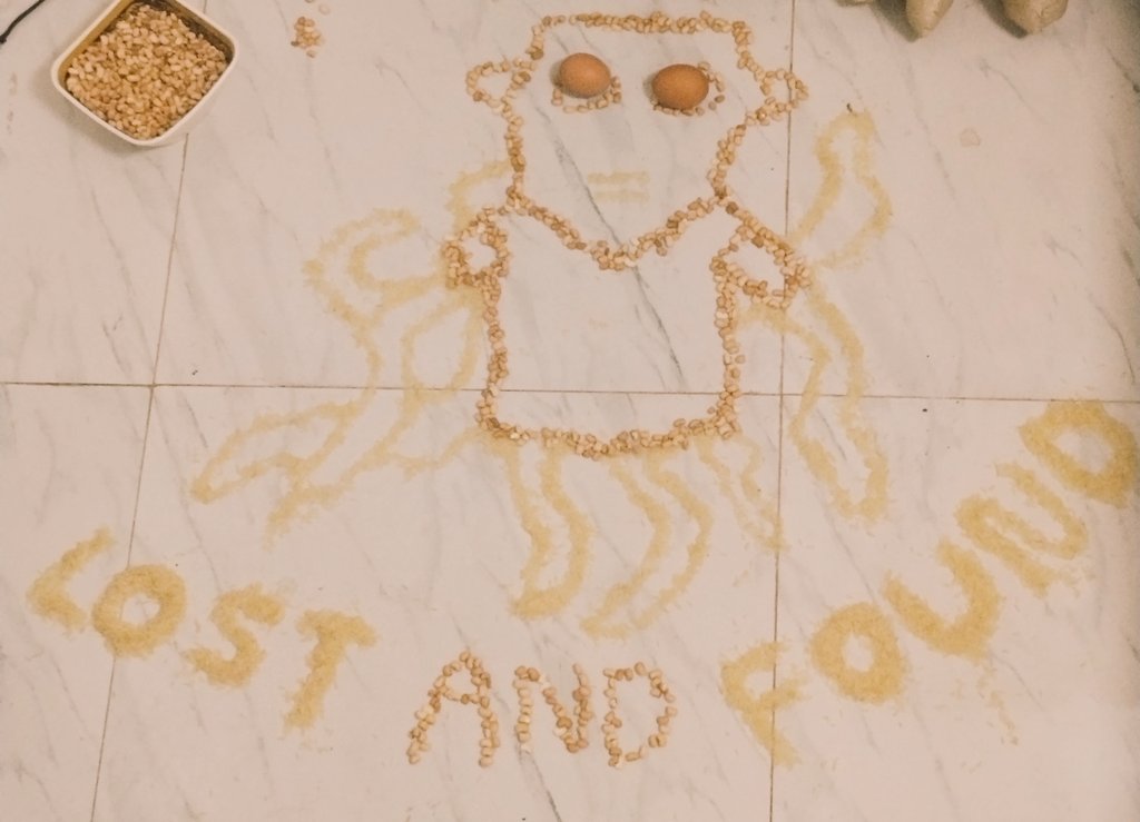 Xhayzed7's tweet photo. My entry for the @l0f0_00 art contest
#l0stANDf0und 🐙 by @Trappwurld. Wanted to stand out different!

Brainstormed hard when it dropped and recreated the octopus with raw rice, beans & egg on the floor. Hours of work. l0st… but still finding my way. Hoping I’ll actually get found 🐙🍚🥫🥚

#l0stANDf0und 🐙
