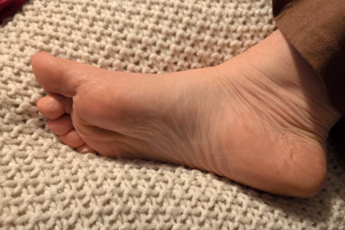 DarkSoleQueen95's tweet image. Nach einem langen Tag in #boots ihr könnt es riechen🥵🫠
@CuriousFindomme @FeetFinder @FinDommes @rt_feet @rt_domm