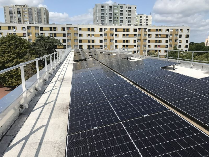 Richard_Loyen's tweet photo. A Bagneux (92) depuis le 1er avril, le groupe scolaire Joliot Curie produit de l'⚡️☀️ grâce à son installation photovoltaïque de 70 kWc, qui profite à trois autres bâtiments #AutoconsoPV #patrimoniale :
- Hôtel de Ville
- Cuisine centrale
- Halle des sports Janine-Jambu https://t.co/bjSigpUQNR