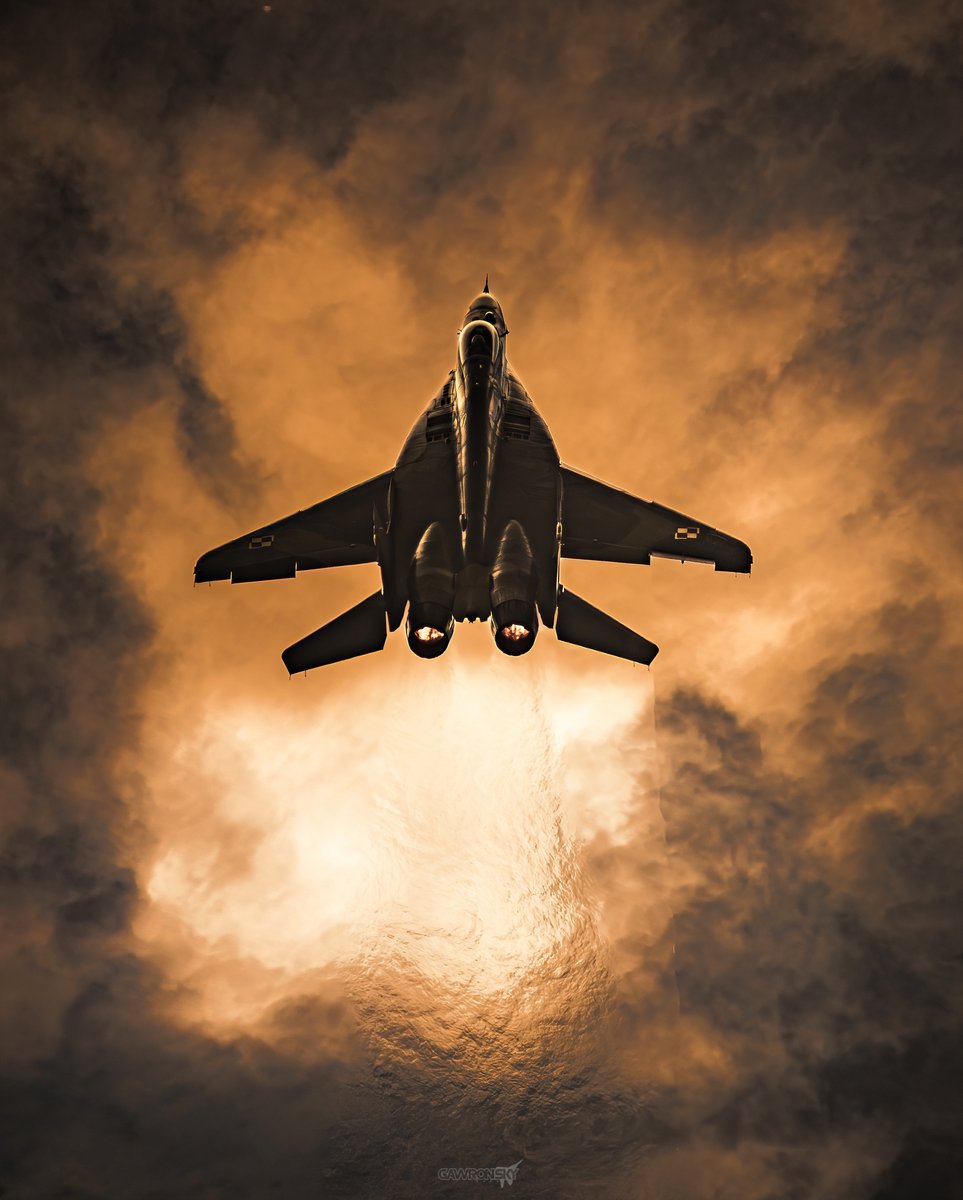 m_gawronski's tweet image. Początek weekendu potrafi mieć czasem lekko apokaliptyczny klimat, ale... spokojnie, to tylko znak, że wchodzimy na wyższy poziom energii i emocji 😄🔥✈️📸

#gawronsky #AvationPhotography #MiG29 #22BLT #StrongTogether