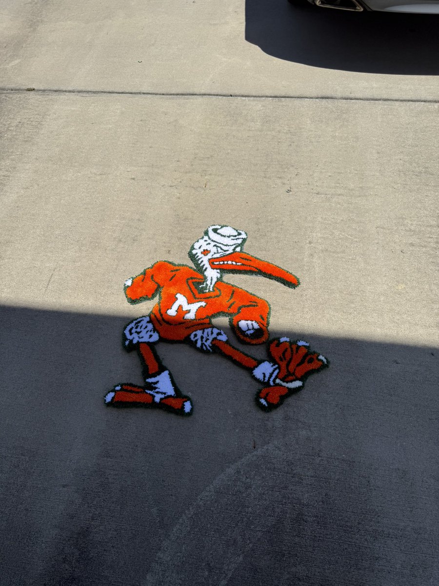 NoRespect4Hoess's tweet image. Custom piece, hand-tufted from scratch 🧵
Bringing classics back to life in rug form
DM to lock yours in 📲
Shipping worldwide 🌍
#miamihurricanes #theu #miamiu #canes #hurricanefans #customrugs #tufting #tuftingart #fyp #handmade #viral #roomideas #rugtok #tuftedrug #homedecor
