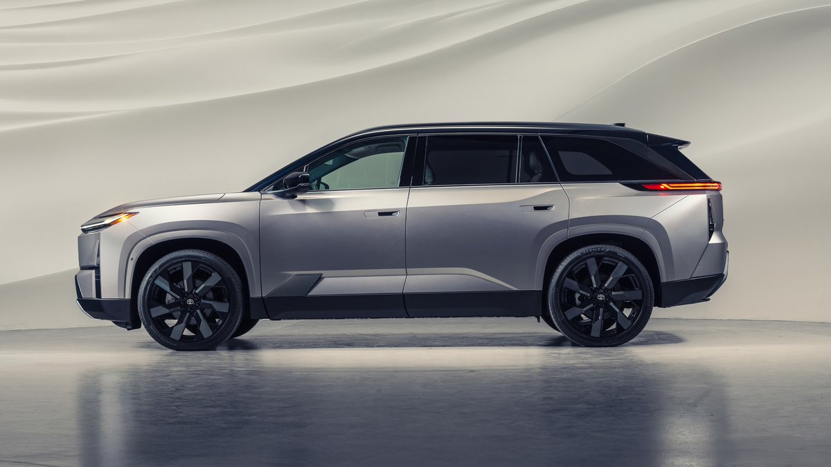 ToyotaZanes's tweet photo. The future of family driving is coming soon. Introducing the 2027 #ToyotaHighlander, Toyota's first U.S.-assembled 3-row BEV. It seats seven and has an estimated range of up to 320 miles.
Arriving late 2026. Stay tuned! ⚡ #LetsGoPlaces https://t.co/dwmxNNASHe