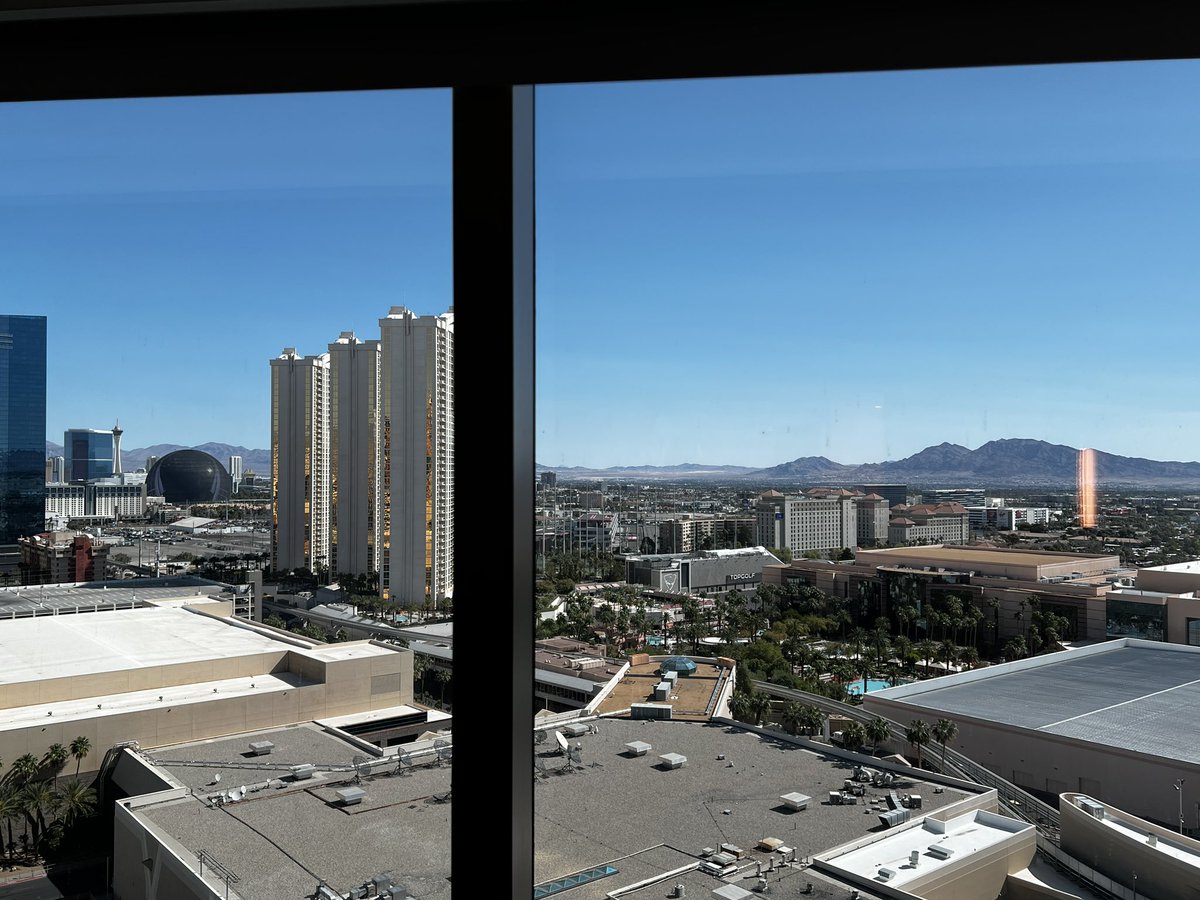 m4rvelgirl's tweet photo. Upgraded to a suite because fuck it #maniaweekend https://t.co/JoMEzUUHIw