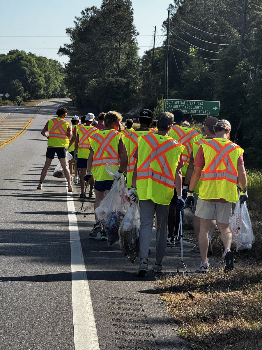 john_rushing's tweet photo. Proud of @govbaseball for getting up early this morning (after two conference games yesterday and before two more tomorrow) to do what Governors do: lead and serve. 

Also thankful for coaches Ryan Ihle, Sam White, and Jack Shaffer for helping. 

We knocked out our stretch of the highway in less than an hour!