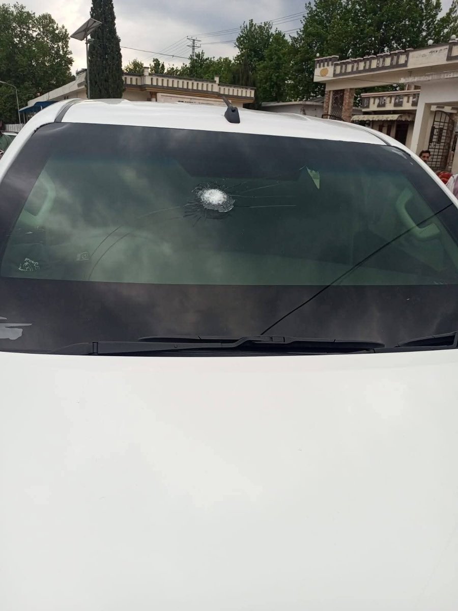 NUQTA31's tweet image. #Alert
Unknown armed men attacked the Badan police post in Mamund area Bajaur, injuring Elite Force constable Alam Khan. SP Investigation and DSP Niaz rushed to the scene, but were attacked again on their way back. Fortunately, the bulletproof vehicle prevented any casualties.