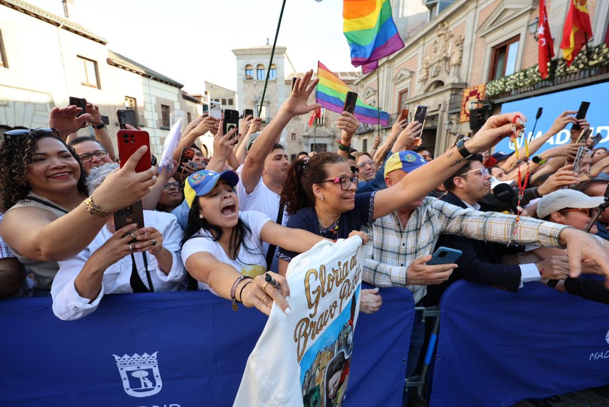 ConVzlaComando's tweet image. #ENFOTOS | Así fue el encuentro con cientos de venezolanos que esperaban a @MariaCorinaYA a las afueras de la Casa de la Villa en #Madrid.