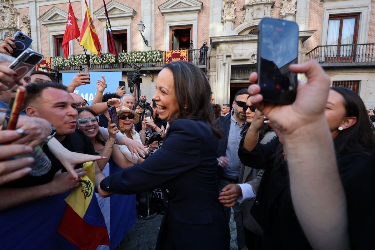ConVzlaComando's tweet image. #ENFOTOS | Así fue el encuentro con cientos de venezolanos que esperaban a @MariaCorinaYA a las afueras de la Casa de la Villa en #Madrid.