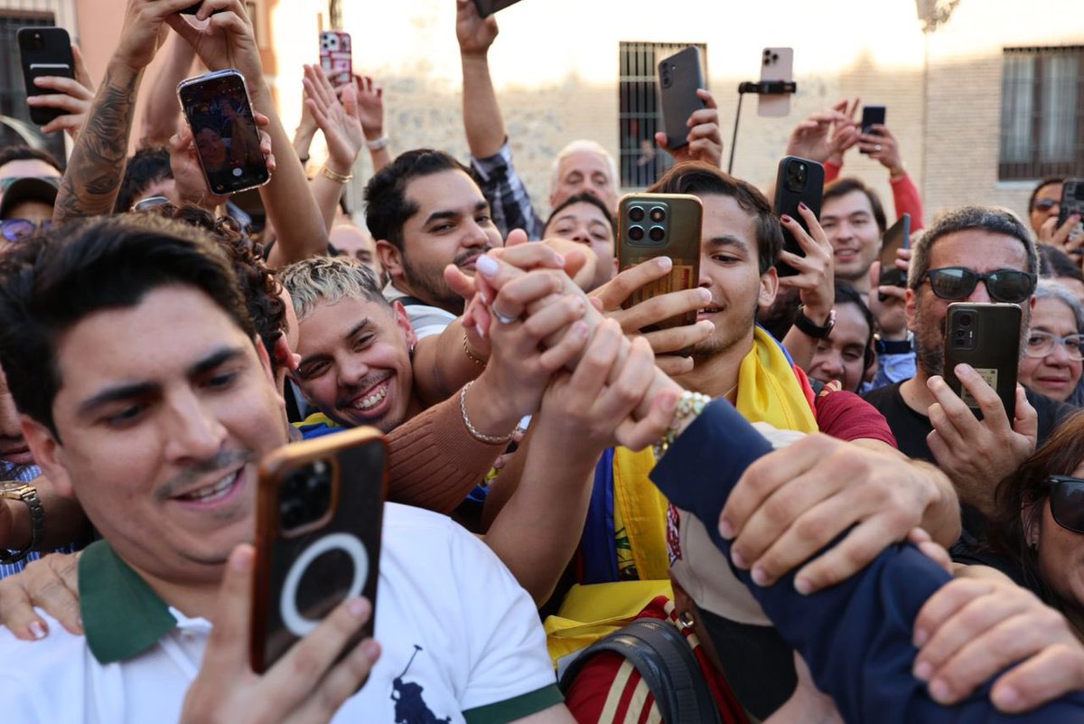ConVzlaComando's tweet image. #ENFOTOS | Así fue el encuentro con cientos de venezolanos que esperaban a @MariaCorinaYA a las afueras de la Casa de la Villa en #Madrid.