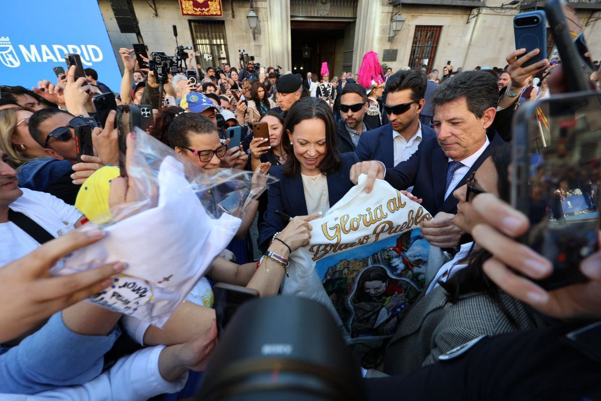 ConVzlaComando's tweet image. #ENFOTOS | Así fue el encuentro con cientos de venezolanos que esperaban a @MariaCorinaYA a las afueras de la Casa de la Villa en #Madrid.