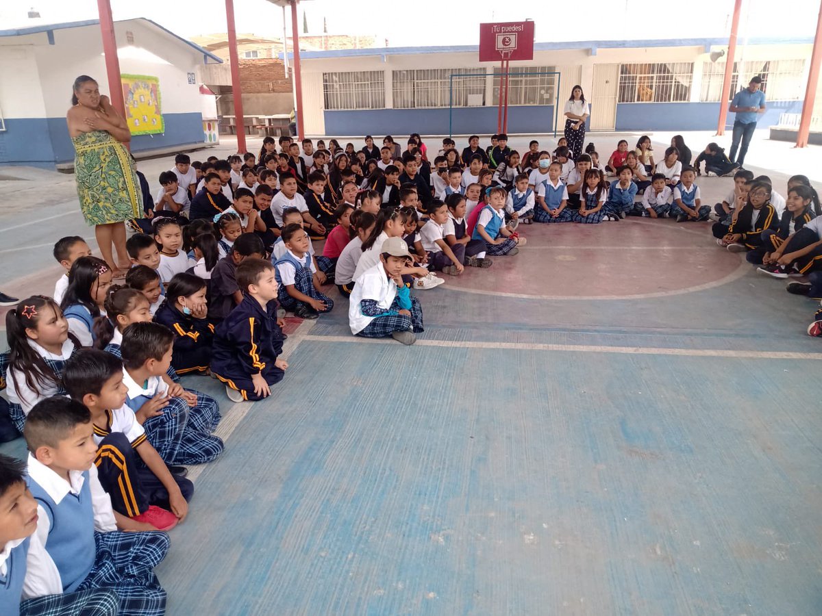 RazonxlaVidaAC's tweet photo. #RXVSLP | Como parte del programa Hacia una Vida Ecológica, realizamos una presentación didáctica y entregamos contenedores en una institución educativa del sector norte 🐝♻️🌱
¡Seguimos creando conciencia ambiental!
#MedioAmbiente #SLP #Sustentabilidad #ConcienciaEcológica https://t.co/HNGLtjDUoz