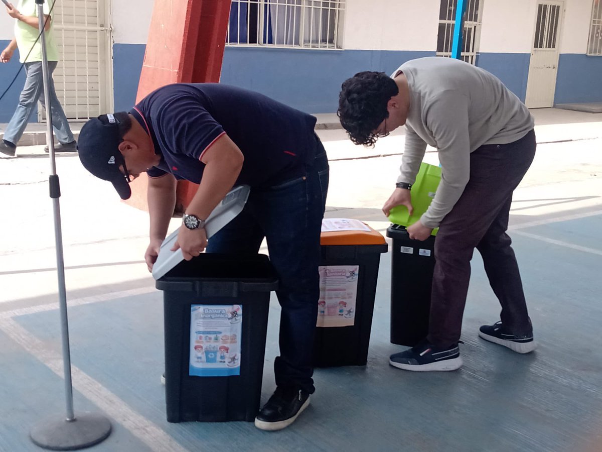 RazonxlaVidaAC's tweet photo. #RXVSLP | Como parte del programa Hacia una Vida Ecológica, realizamos una presentación didáctica y entregamos contenedores en una institución educativa del sector norte 🐝♻️🌱
¡Seguimos creando conciencia ambiental!
#MedioAmbiente #SLP #Sustentabilidad #ConcienciaEcológica https://t.co/HNGLtjDUoz