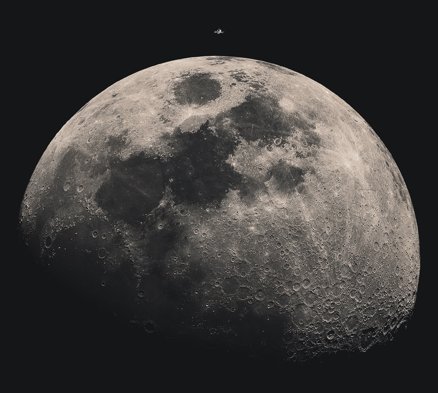 SpaceBiz1's tweet image. 🌔Look closer… because that is not an alien spaceship landing on the Moon.

It’s the International Space Station captured at the exact moment it transits across the Moon, a split-second alignment that creates one of the coolest sights in astronomy.

The ISS has been orbiting
