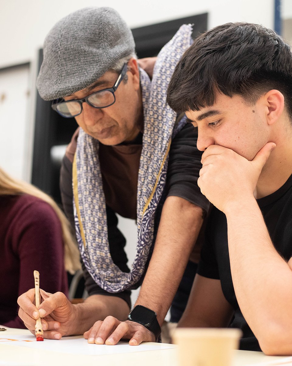 ifp_alguero's tweet photo. El traç no només escriu, també connecta. ✍️✨
L'alumnat de Gràfica Publicitària explora la cal·ligrafia àrab amb l'artista Sadik Haddari. Cultura i disseny en un gest.
#SadikHaddari #CalligrafiaÀrab #DissenyGràfic #GràficaPublicitària #ArtsPlàstiquesiDisseny #IFPAlgueró https://t.co/CcBIReRibn