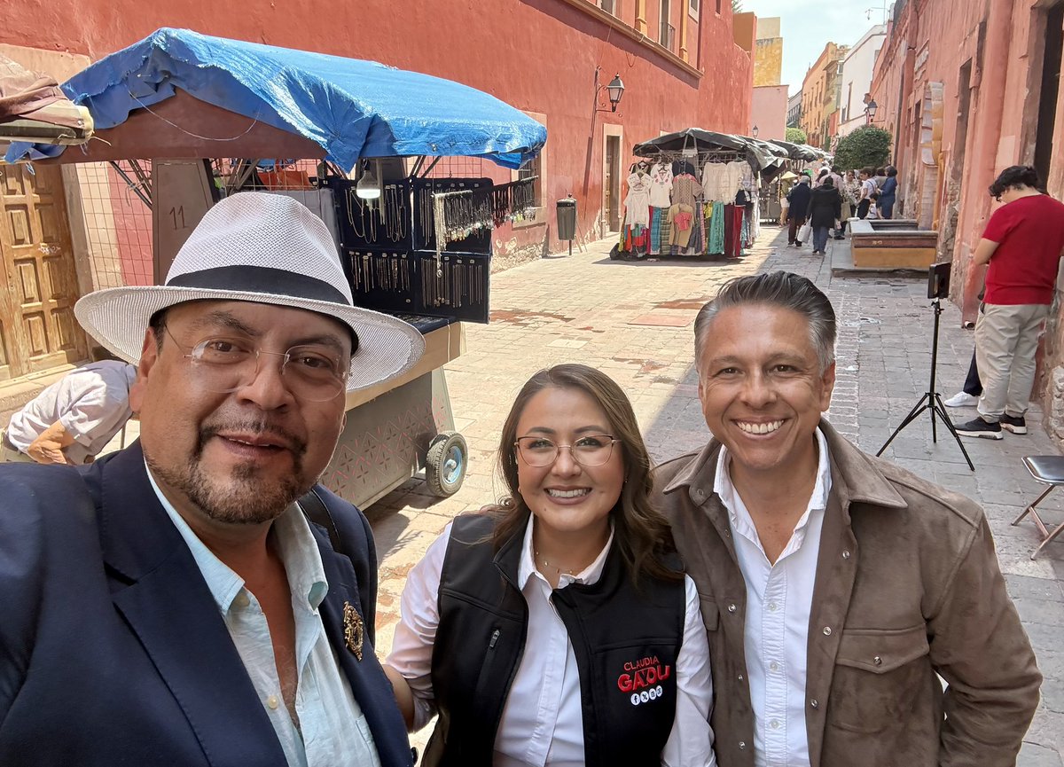 hector_sinecio's tweet image. #MONITOR #TVQ #LaNeta #OffRecord Acá en el andador Libertad aunque #AndresGarrido diría andadero;  Coincidimos nuestra estimada diputada @claudia_gayou de la @Legislatura_Qro mi amigo influencer @LuisGOsejo y su servidor.