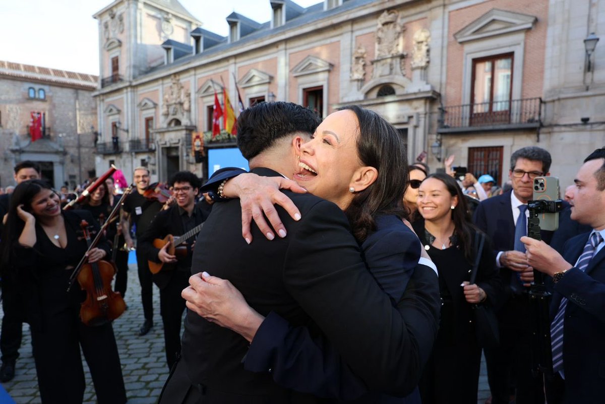 MundoConVzla's tweet photo. ¡Abrazos en Madrid! 🥹🇪🇸

Al salir de la ceremonia de la entrega de la Llave de Oro cientos de venezolanos esperaban a @MariaCorinaYA para abrazarse. 

Abrazos que se van a repetir en Venezuela, con cientos de familias y en libertad. El regreso a casa comienza desde España. 

#ALaVenezolana 🇻🇪