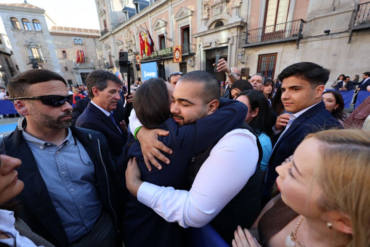 MundoConVzla's tweet photo. ¡Abrazos en Madrid! 🥹🇪🇸

Al salir de la ceremonia de la entrega de la Llave de Oro cientos de venezolanos esperaban a @MariaCorinaYA para abrazarse. 

Abrazos que se van a repetir en Venezuela, con cientos de familias y en libertad. El regreso a casa comienza desde España. 

#ALaVenezolana 🇻🇪