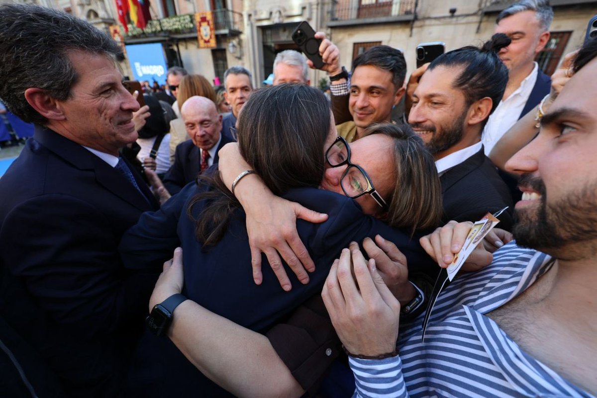 MundoConVzla's tweet photo. ¡Abrazos en Madrid! 🥹🇪🇸

Al salir de la ceremonia de la entrega de la Llave de Oro cientos de venezolanos esperaban a @MariaCorinaYA para abrazarse. 

Abrazos que se van a repetir en Venezuela, con cientos de familias y en libertad. El regreso a casa comienza desde España. 

#ALaVenezolana 🇻🇪