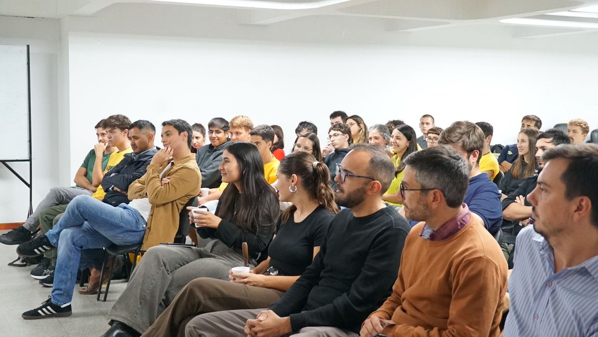 ItaiHagman's tweet photo. El modelo económico de Milei está fracasando en sus propios términos. Quedarnos con eso no alcanza. Por eso es tan importante generar espacios de profesionales que se propongan disputar y construir algo nuevo. Muchas gracias Mupe por la invitación a charlar sobre la coyuntura actual con estudiantes y graduados de Ciencias Económicas de la UNLP.