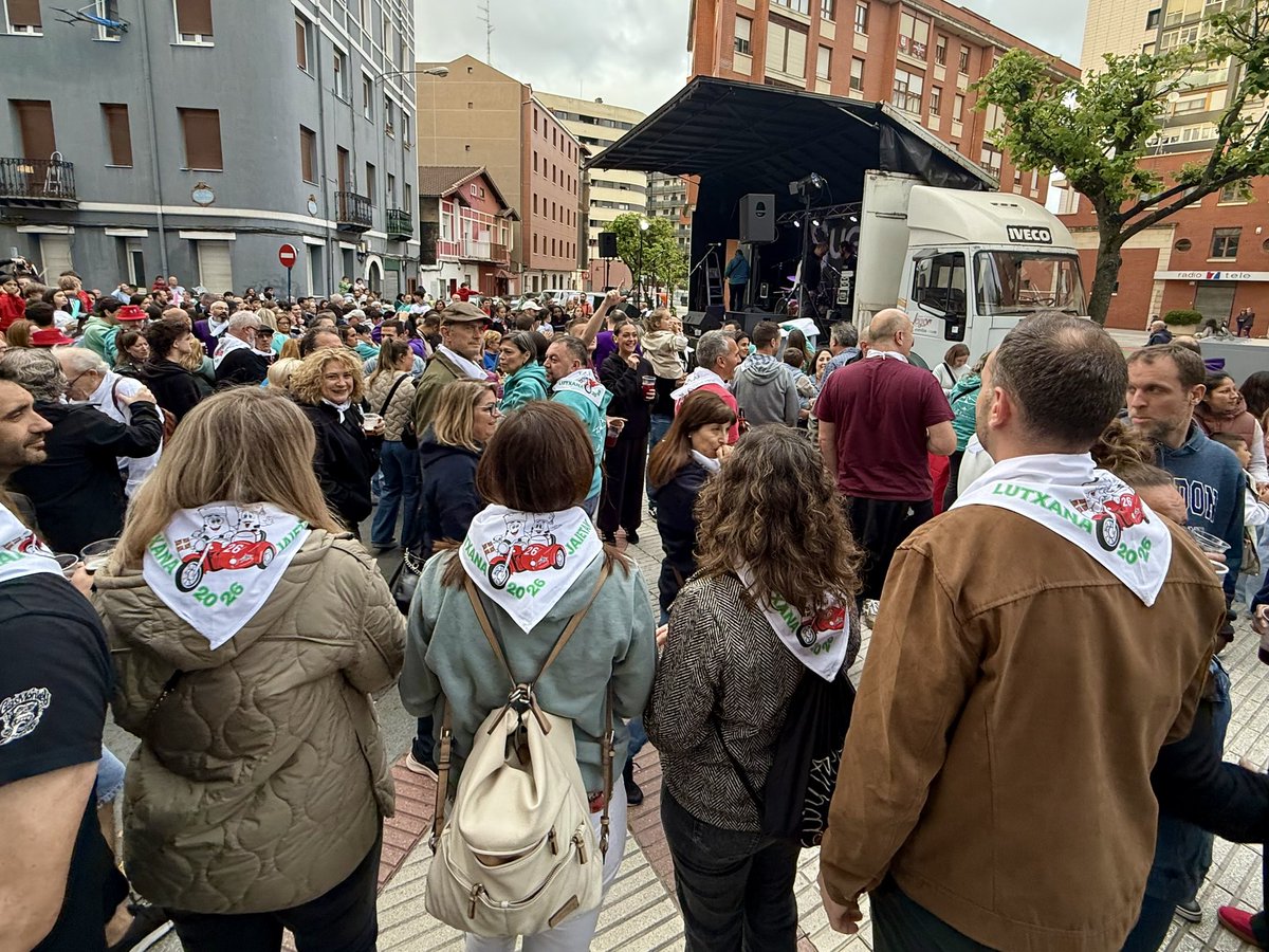 PSEBarakaldo's tweet photo. Estamos con los vecinos y vecinas de #Lutxana, donde hoy arrancan las fiestas. Días para compartir y disfrutar‼️👏🎊🎉

Seguimos trabajando por nuestros barrios, para que sigan vivos y con igualdad de oportunidades para todos y todas.

#ImpulsoSocialista🌹 https://t.co/iHEtlaDNq1