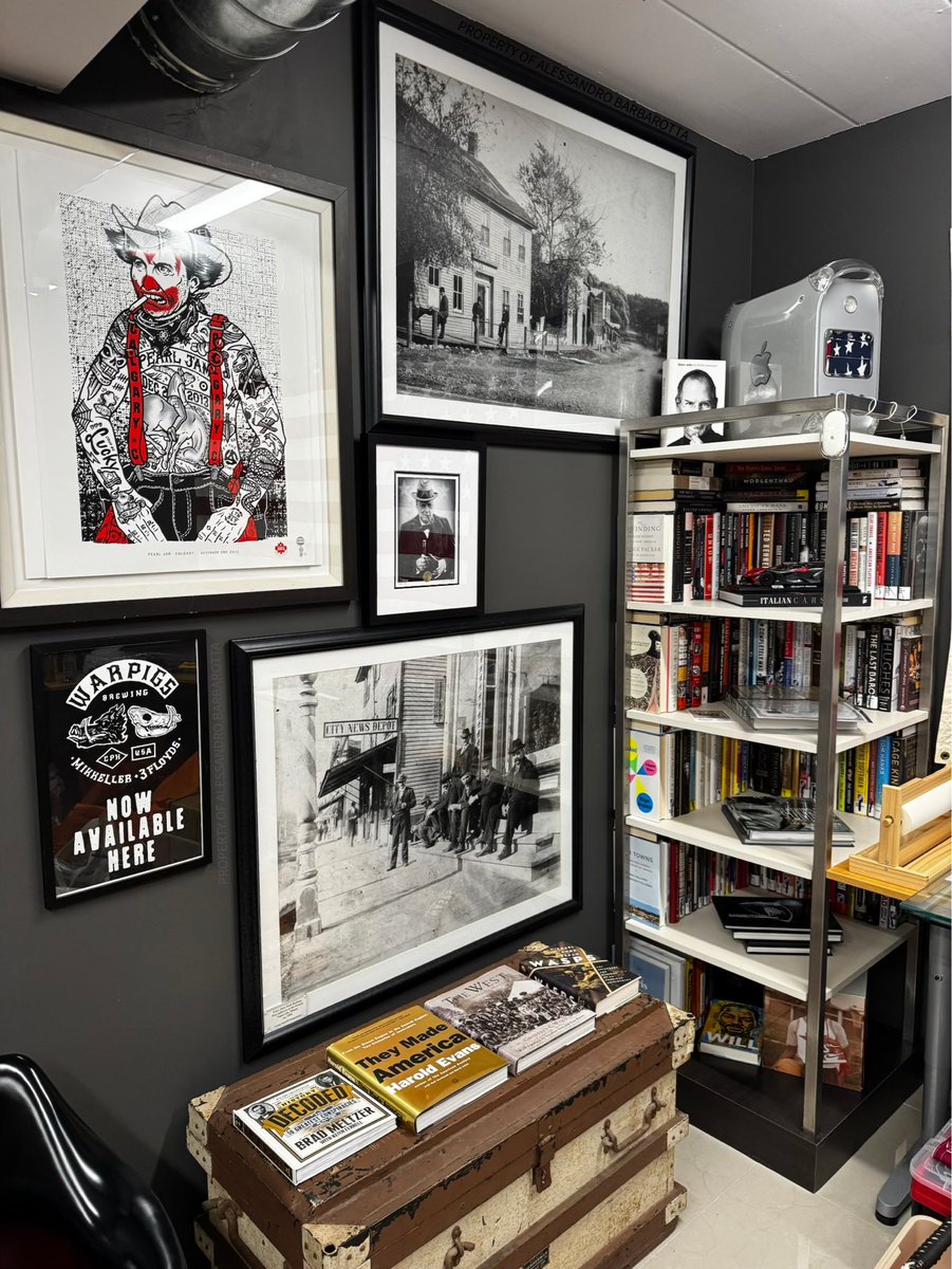 Tier1Action's tweet image. Don’t feel temporary in the place that you live! Add color, add memories, add beautiful things that speak to your soul and add life to your space. Grey and minimal is no fun! #OfficeVibes #OfficeChaos #mancave #workspace #studio #desk #library #studio #gallery #lounge