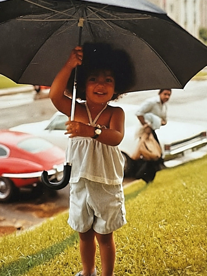 MYAPLANET9's tweet image. Happy #FlashbackFriday 
Lil’ Mya rockin’ her fro. 💅🏽🌳☂️ 
Why did I have a watch on my wrist though? 😂 

#mya #fbf